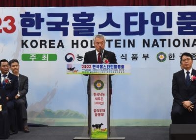 한국종축재량협회 이재윤 회장은 대회사를 통해 대회 개회에 협조해준 농가와 관련 기관 그리고 업체들에게 감사를 전하며, 개량을 통한 생산비 절감의 중요성을 강조했다. 