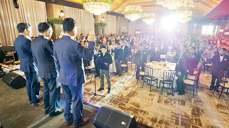 이날 모인 경남 한돈관계자들은 새로운 변화와 위기를 적극적으로 대처하고 한돈산업 발전을 위해 최선을 다할 것을 결의했다. 결의문을 낭독하고 있는 전호승 경남청년한돈인 대표와 단상 오른쪽부터 주재용 도협의회장, 정연상 도농정국장, 손세희 중앙회장.