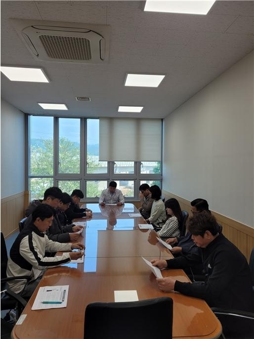 우제원 공장장 주재하에 축산물안전관리 교육이 이뤄지고 있다.