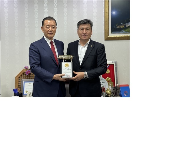 위성곤, 이원택, 홍문표 의원(위로부터 가나다순)에게 공로패를 전달하고 있는 손세희 회장