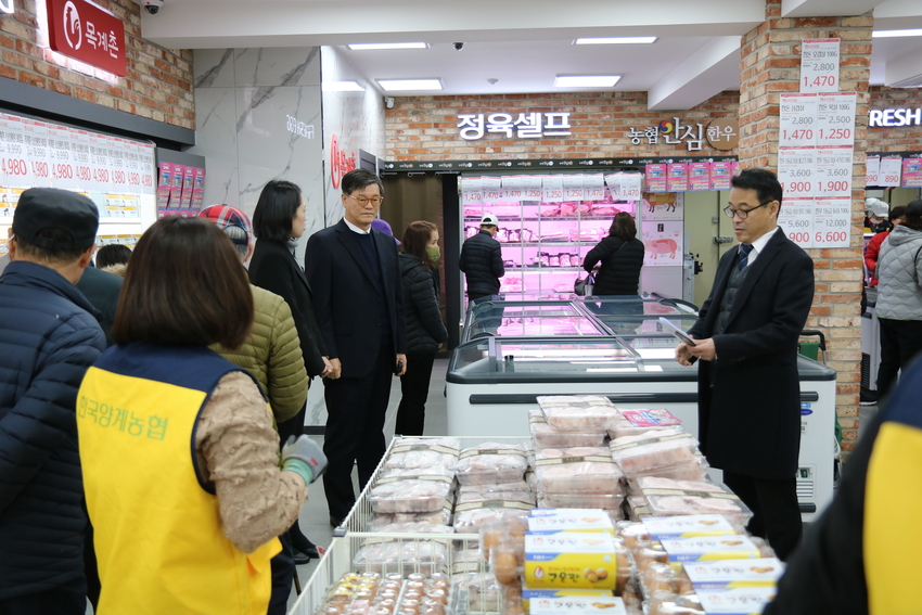 지난 13일 개점 행사에 이어 한국양계농협 정성진 조합장이 판매점을 돌아보고 있다.