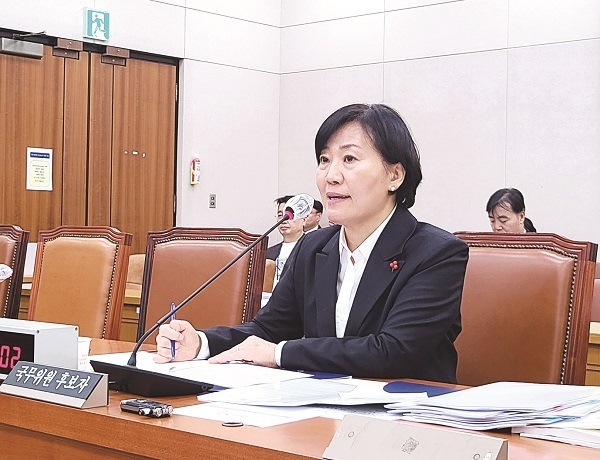 농림축산식품부 송미령 장관 후보자에 대한 자질과 역량 등을 검증하는 인사청문회가 서울 여의도 국회에서 열렸다. 지난 18일 열린 인사청문회에서 송미령 후보자는 “26년간 연구를 해왔던 경험을 바탕으로 농업·농촌 정책을 발전시킬 수 있도록 노력하겠다”고 말했다.
