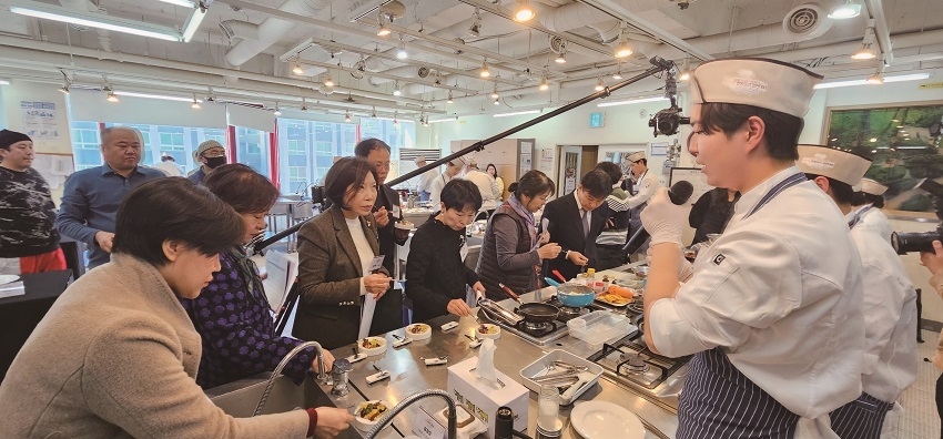 공정한 심사를 위해 심사위원들이 직접 요리를 시식하며 요리에 대한 설명을 듣고있다. 