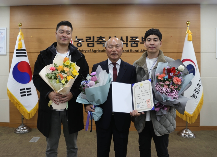 시상식에서 가족들과 함께 한 박광욱 조합장(가운데)
