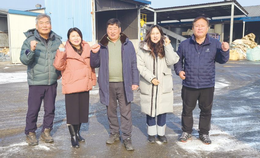 고양낙우영농조합법인을 이끌고 있는 주인공들이 파이팅을 외치고 있다. 사진 왼쪽부터 ▲김신균 공장장 ▲홍영란 부장 ▲이완주 대표 ▲공혜경 대리 ▲박창필 총무이사