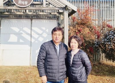 (왼쪽부터)꿈목장 이윤재 대표와 아내 심재인 씨.