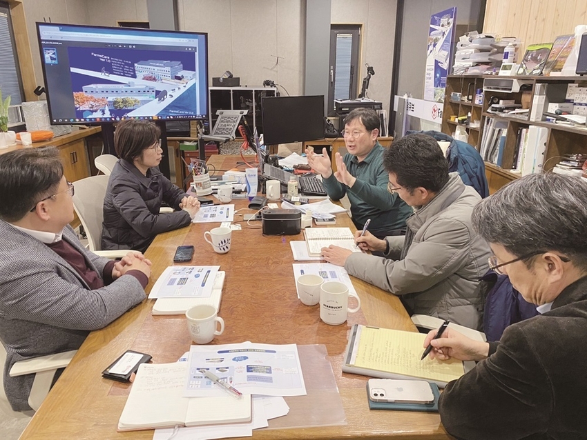 박수진 실장(왼쪽 끝)이 팜큐브 농장에서 스마트 축산에 대해 간담회를 하고 있다.
