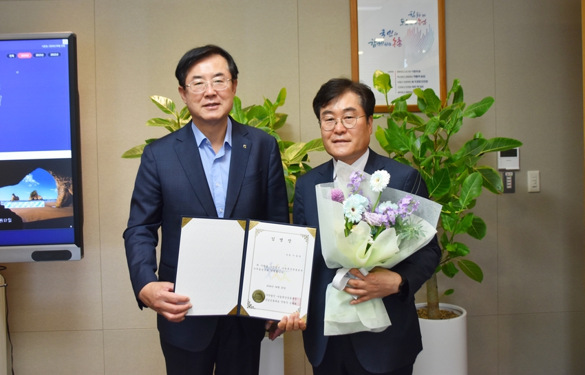 안병우 나눔축산운동본부 상임공동대표가 이종원 신임 사무총장(오른쪽)에게 임명장을 수여했다.