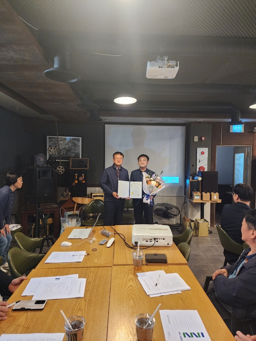 최영길 회장<왼쪽>이 박석식 신임 안성시지부장에게 인준서를 전달하고 있다.