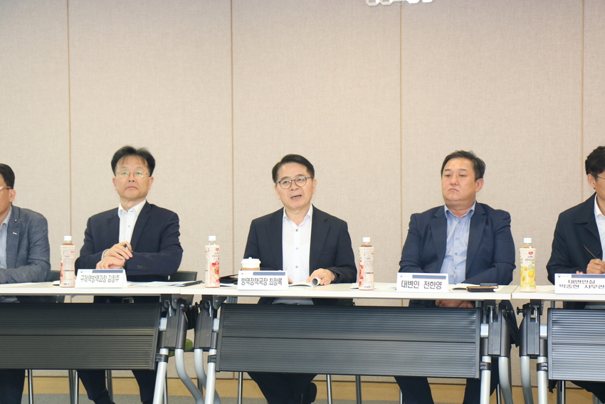 지난 8일 aT에서 개최된 방역관련 간담회서 발언하고 있는 농식품부 최정록 방역정책국장(가운데).