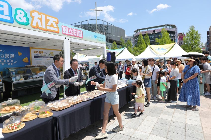 국산 우유 및 유제품 소비자 시식 행사에는 농림축산식품부 김정욱 축산정책관, 우유자조금관리위원회 이승호 위원장, 농협경제지주 축산경제 안병우 대표, 전국낙농관련조합협의회장 강래수 협의회장이 국산 우유와 유제품으로 만든 요리를 소비자들에게 직접 전달하는 시간을 가졌다. 