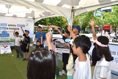 도심속목장나들이존에서 어린이들이 ‘우리 우유의 가치 재발견’ 프로그램에 적극참여하고 있다. 