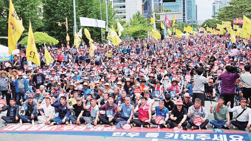 지난 3일 열린 한우인 궐기대회에서 한우농가들이 한우법 입법 및 생존권 보장을 위한 구호를 외치고 있다.