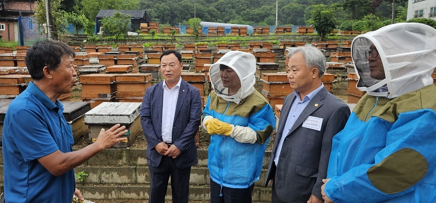 송미령 농식품부 장관이 죽산벌꿀 양봉장을 찾아 김효식 대표로부터 양봉 현장의 애로 및 건의 사항 등을 경청하고 있다. 좌측부터 김효식 대표, 김용래 양봉농협 조합장, 송미령 장관, 박근호 양봉협회장