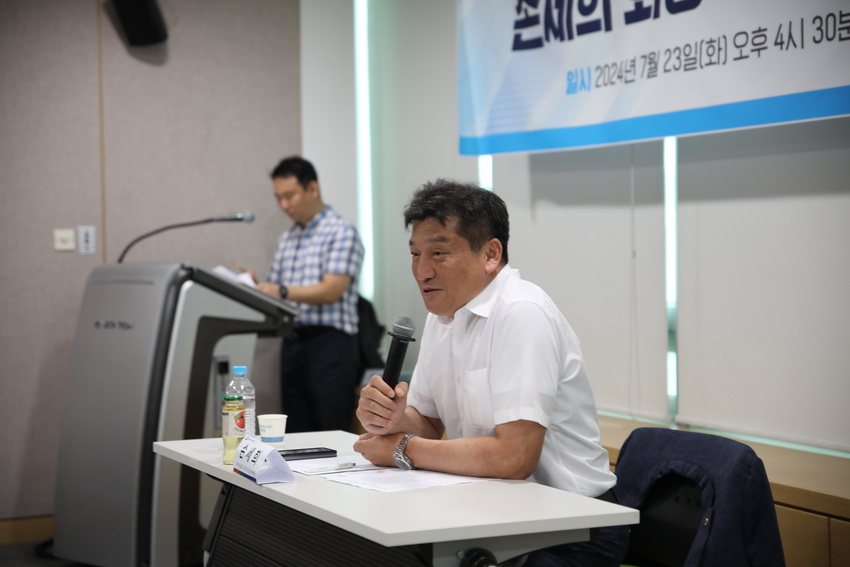 손세희 회장이 각종 현안에 대한 기자들의 질문에 입장을 밝히고 있다.