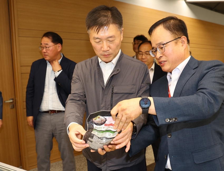 농식품부 박범수 차관이 하림 정호석 대표로부터 닭고기 수급상황 및 생산제품 등에 대한 설명을 듣고 있다.