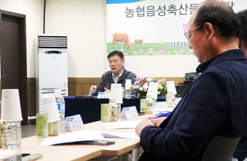 농식품부 박범수 차관이 지난 8일 충북 음성 축산물공판장에서 관계자들과 축산물 가격 및 수급 안정방안에 대해 논의하고 있다.