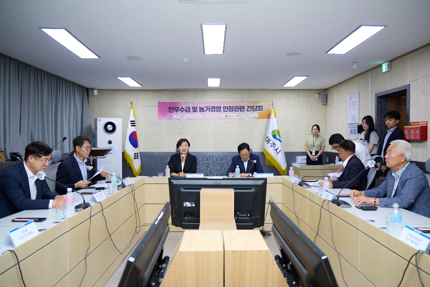 송미령 농식품부 장관이 지난 14일 여주시청에서 열린 한우수급 및 농가경영 안정 간담회에서 한우인들의 의견을 경청하고, 이에 따른 정부 정책 방향을 설명하고 있다.