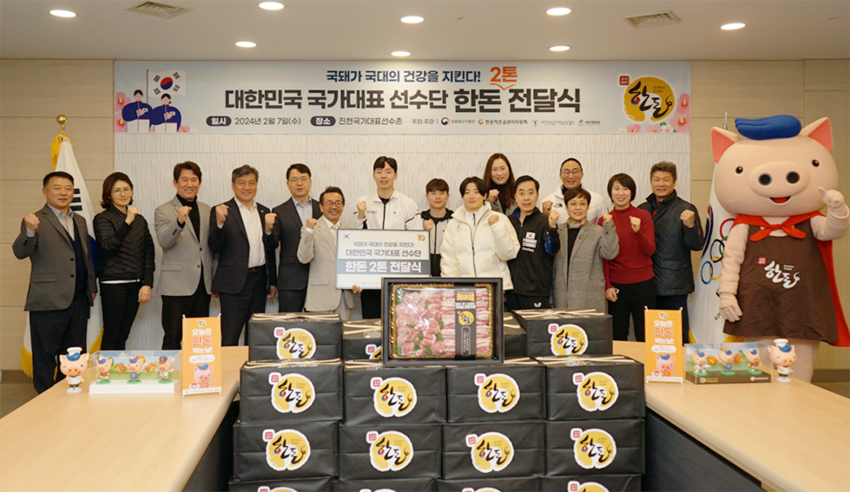 사진은 지난 2월 국가대표 선수촌을 찾은 손세희 위원장과 농림축산식품부 김정욱 축산정책국장이 선수촌 관계자 및 국가대표 선수들과 선전을 다짐하고 있는 모습.
