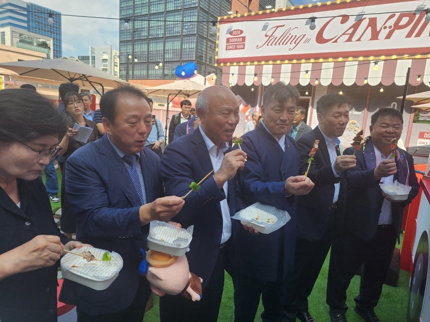  사전 행사로 지난 9월30일 열린 개막식에서 손세희 위원장의 안내로 팝업스토어를 둘러보고 있는 내빈들. 왼쪽부터 소비자시민의 모임 문미란 회장, 한돈협회 구경본 부회장, 도드람양돈농협 박광욱 조합장, 손 위원장, 농식품부 박범수 차관, 한돈자조금 이기홍 대의원회 의장이 도드람양돈농협 캔돈부스에서 시식하고 있다.