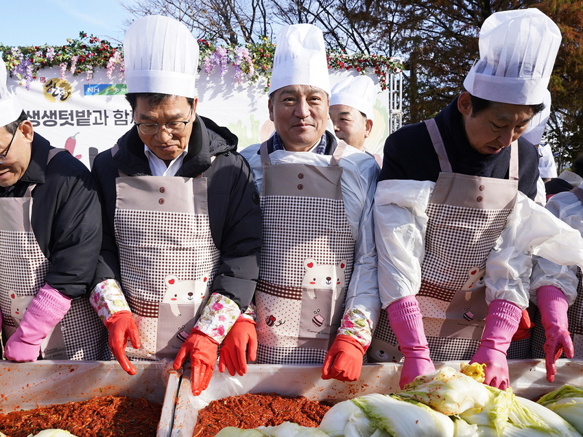  국회 생생텃밭 김장나눔행사’에서 참가자들이 소외계층 나눔을 위한 김치를 담그고 있다.