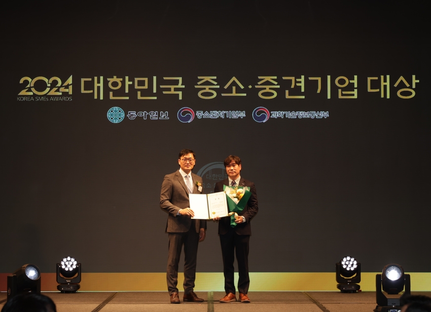 공춘식 대표(오른쪽)이 상패를 전달받고 있다.
