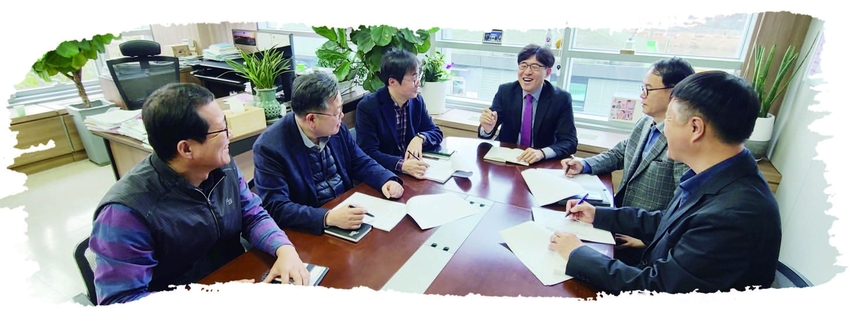 서울우유 낙농지원부문을 이끄는 주인공들. 12시 방향 가운데서 시계방향으로 사혁 상무, 이상학 본부장, 박광명 낙농정책팀장, 한재은 배합사료팀장, 장학주 본부장, 최승호 본부장.