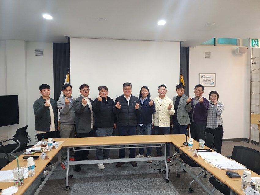 왼쪽부터 오양호 전남‧전재연 경남‧이정수 경기 분과위원장, 한동윤 전 위원장, 손세희 회장, 윤민철 충북‧도영철 충남 분과위원장, 김성훈 신임 위원장, 한돈협회 이동주 부장, 정재은 차장이 2기 집행부 출범을 축하하고 있다.