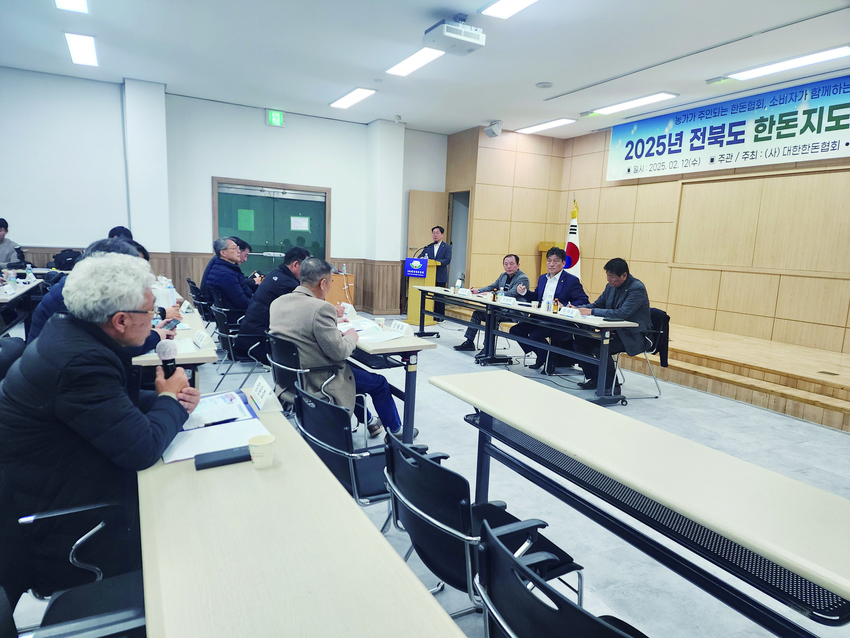 전북지역 간담회에서 한 참석자가 양돈농가 경영안정 대책에 대해 자신의 의견을 개진하고 있다.