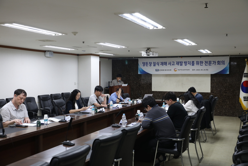 각계 전문가들이 질식재해 예방에 도움이 될 실질적인 교육 콘텐츠 개발에 대해 의견을 교환하고 있다.