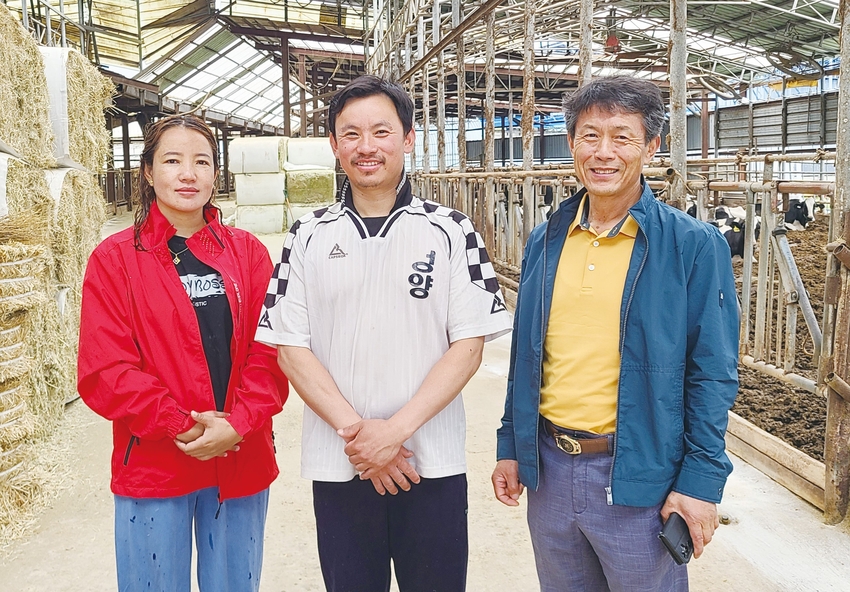 다다원목장 이원규 대표(오른쪽)가 네팔인 부부목부 파고 스쿠라․시따 레만씨와 포즈를 잡았다.