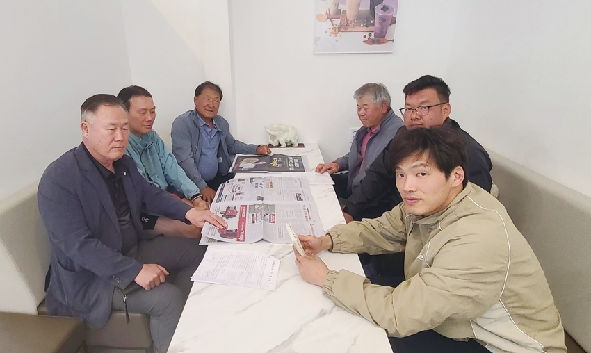 서울우유 일이화낙우회 신·구조화를 이루는 주인공들이 회원목장의 발전방안을 숙의하고 있다.