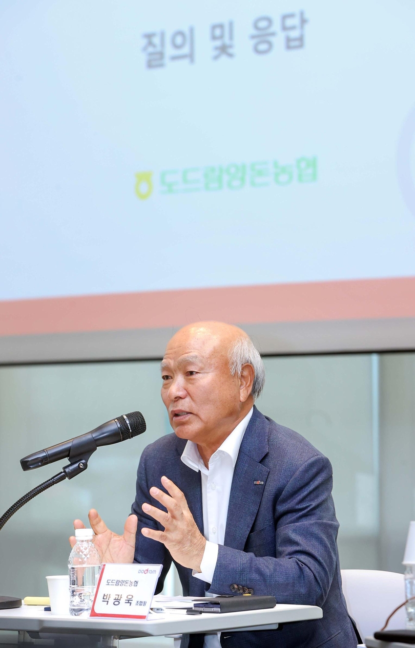 기자들과 도드람양돈농협, 나아가 한국 양돈산업의 진로에 대해 의견을 교환하고 있는 박광욱 조합장