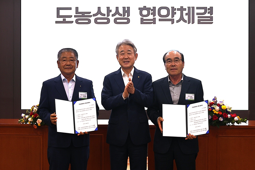 왼쪽부터 이정배 조합장, 강호동 농협중앙회장, 신화식 충북낙농농협 조합장이 도농상생 협약식을 갖고 있다.
