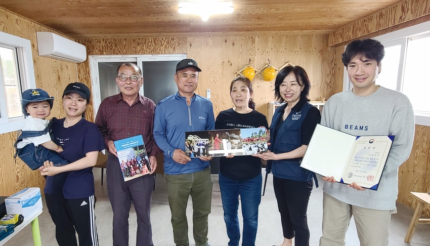 황골목장 관계자들이 함께했다. 사진 맨 오른쪽 농림축산식품부장관상을 받아든 박근원 낙농2세에서 시계 반대방향으로 헤퍼코리아 이혜원 대표, 황골목장 권수경·박창규 대표, 필택산업 송준호 대표, 박창규 장녀 박유림과 외손자(김도은)