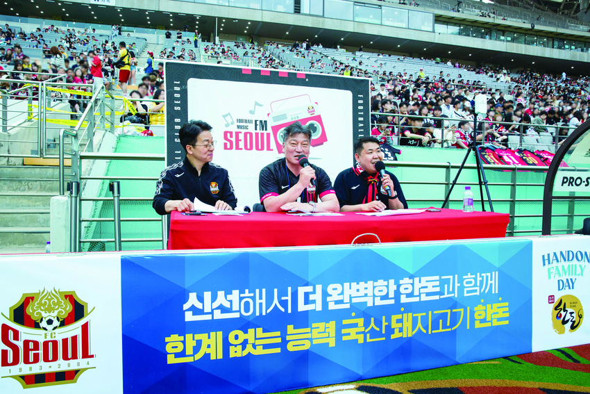 시축에 나선 한돈자조금 손세희 위원장이 이번 행사의 의미와 함께 한돈의 우수성을 설명하고 있다.