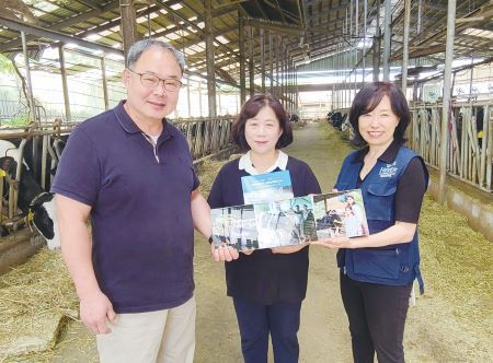 이시돌목장 경병희·길진영부부에게 헤퍼코리아 이혜원 대표가 네팔로 젖소송아지 3두 기증 판넬을 전달하고 있다.