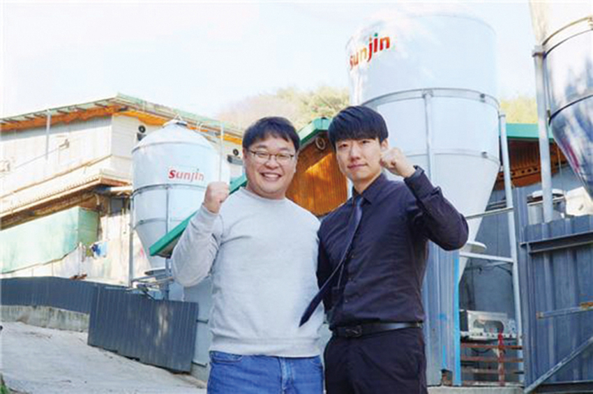 대명팜 김병곤 대표(왼쪽)와 선진 지현우 유전자사업부장이 파이팅을 하고 있다.