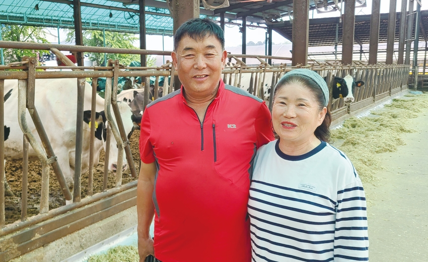 설성목장 서동석․신옥수 부부가 일손을 멈추고 포즈를 잡았다.