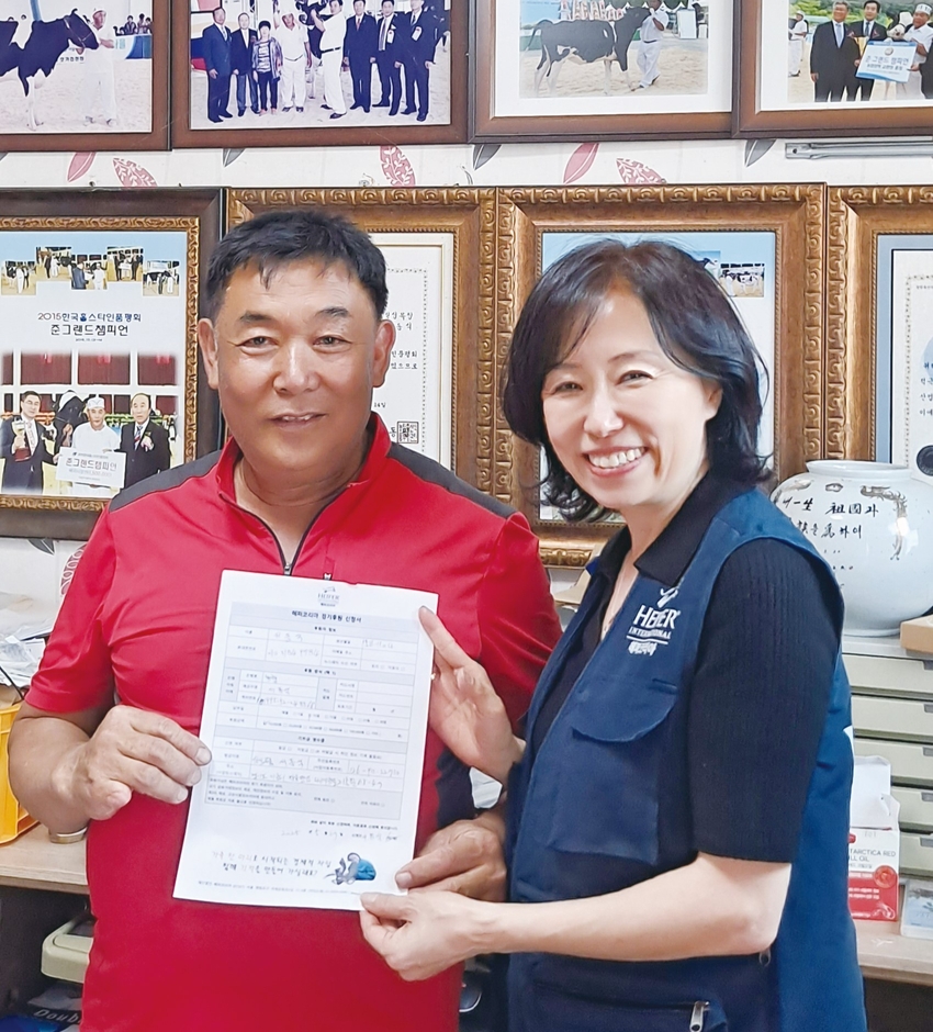 설성목장 서동석 대표는 네팔낙농가를 돕는 신청서를 작성하고 헤퍼코리아 이혜원 대표와 포즈를 잡았다.