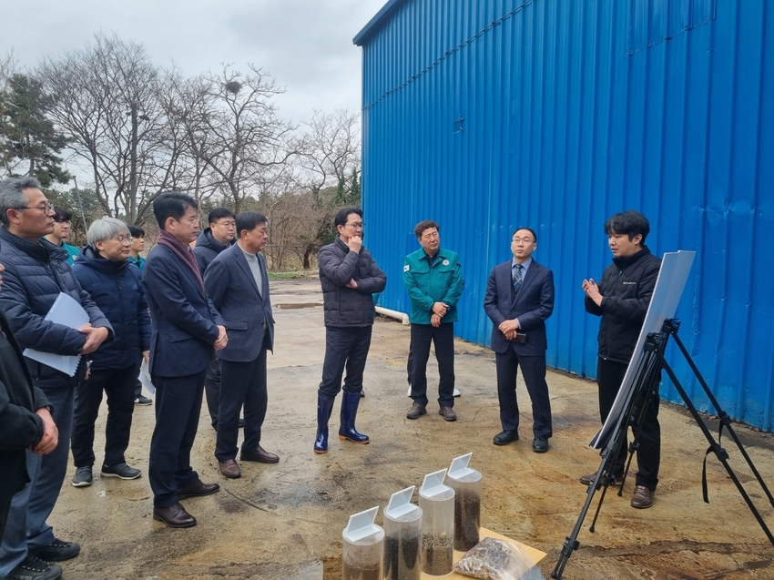 지난 3월 전북 김제 소재 가축분뇨 자원화시설인 ‘전주·김제·완주축협 김제자원순환센터’를 방문한 농식품부 김종구 식량정책실장.