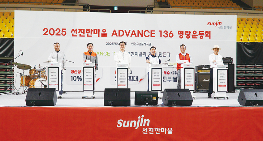 좌측부터 선진 한마을BU장 최병록, 선진한마을 대표이사 권혁만, 선진 총괄사장 이범권, 비육농가협의회 신오승 회장, 유명농장 이주엽 대표, 사석농장 전기석 대표.