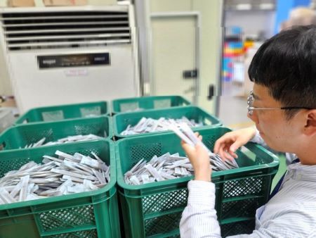 특별단속에 나선 단속반이 한 업체를 방문하여 낱개로 소분된 ‘스틱형 벌꿀’을<br>
살펴보고 있다.
