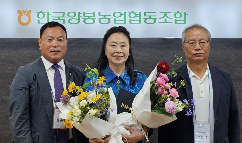 한국양봉농협 제6대 사외이사로 재임한 오숙영 사외이사(사진 가운데)가 당선증을 교부받고 김용래 조합장(좌측)과 호문식 선거관리위원장(우측)과 함께 기념 촬영을 하고 있다.