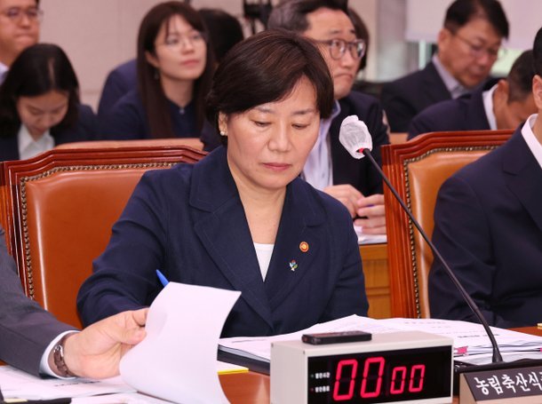 농식품부 장관에 송미령 장관이 유임됐다.. 사진은 유임 발표가 있었던 지난 23일 농해수위 전체회의에 참석한 송 장관. 