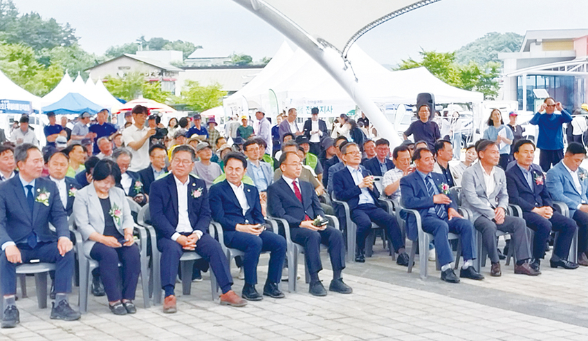 행사에 참석한 전북도 시의원들과 흑염소 농가들이 행사 소개와 염소 산업 발전을 위한 의견을 교환했다.
