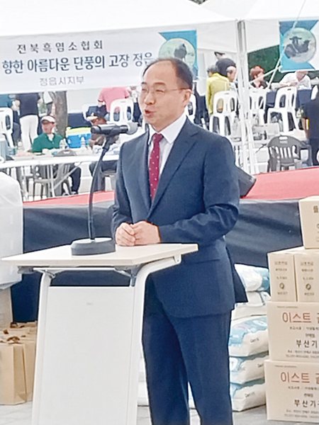 최재용 전북도 농생명축산국장이 인사말을 통해<br>
염소 산업 발전의 지원을 아끼지 않겠다고 약속했다.