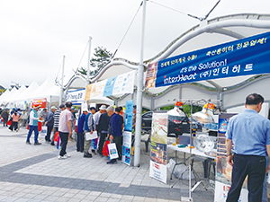 염소 새끼 폐사를 줄여줄 수 있는 보온등을 전시하고 있다.<br>
사진은 스마트 보온등으로 일반 보온등과 차별화를 보이고 있다.