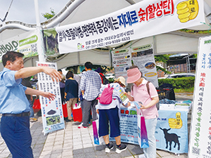 친환경 면역증강제에도 관심이 고조되면서<br>
활성탄 제품 설명과 시제품을 받아 가고 있는 모습.