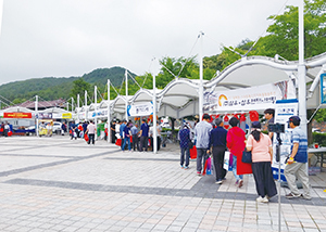 사육 두A수가 규모화되면서 자동화 바람이 염소 산업에도 불고 있다.<br>
자동급이기에 관심을 보이면서 줄지어 상담하는 모습.